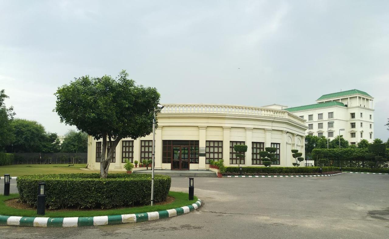 Dlf Club 3 Hotel Gurgaon Ngoại thất bức ảnh